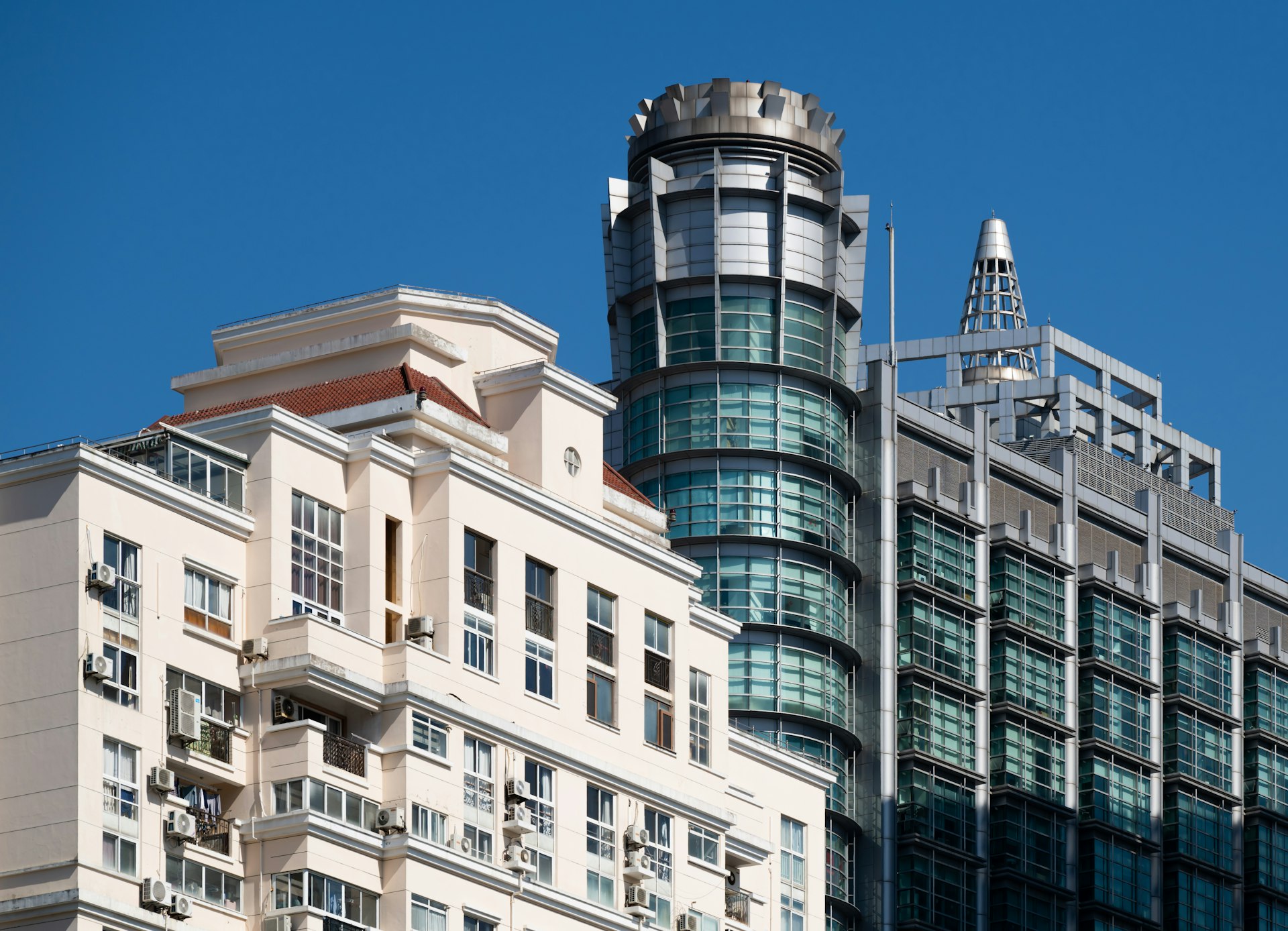 A very tall building with lots of windows